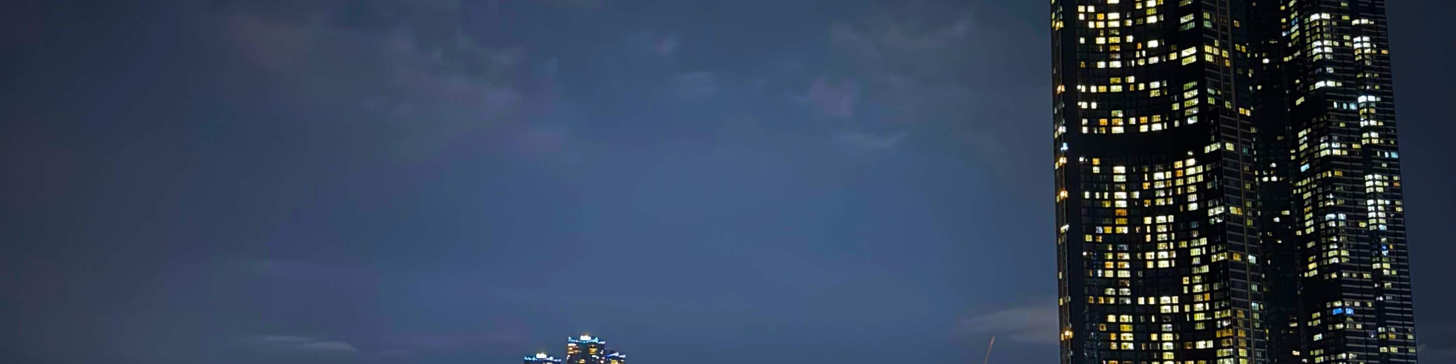 夜景もお見逃しなく。
昼間は太陽の光が降り注ぎ、夜はきらめきに満ち溢れます。